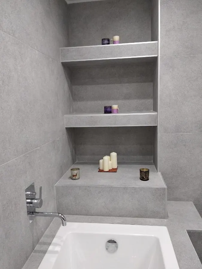 Navarino Jacuzzi Studio Apartment Thessaloniki